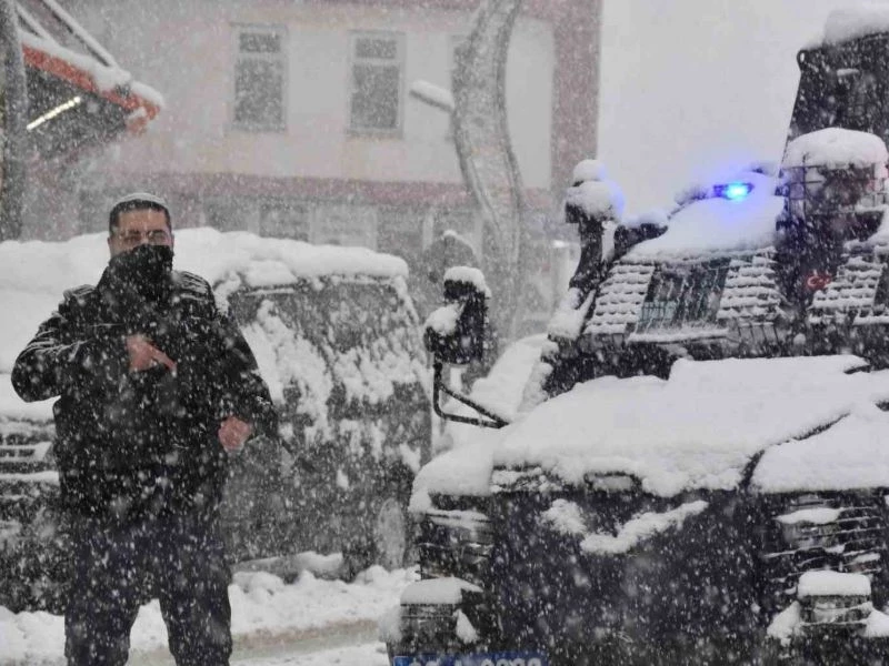 Hakkari Polisi Kar Kış Demeden Görev Başında