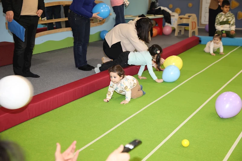 GAZİANTEP BEBEK KÜTÜPHANESİ EMEKLEME YARIŞMASI RENKLİ GÖRÜNTÜLERLE YAPILDI