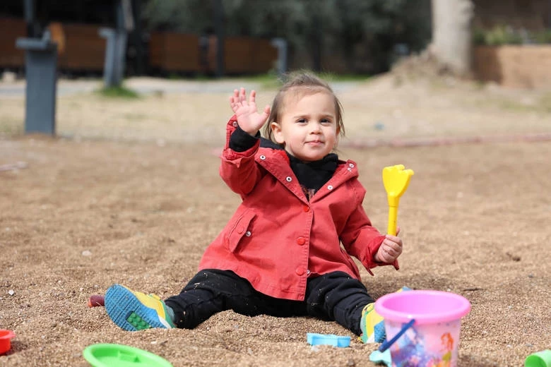 Büyükşehir’den parklara zeytin çekirdeğinden zemin kaplama