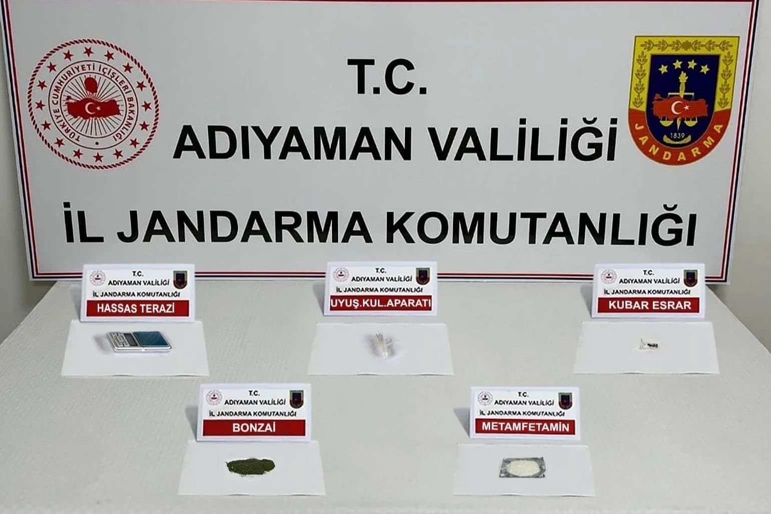 Adıyaman’da zehir tacirlerine 12 gözaltı!