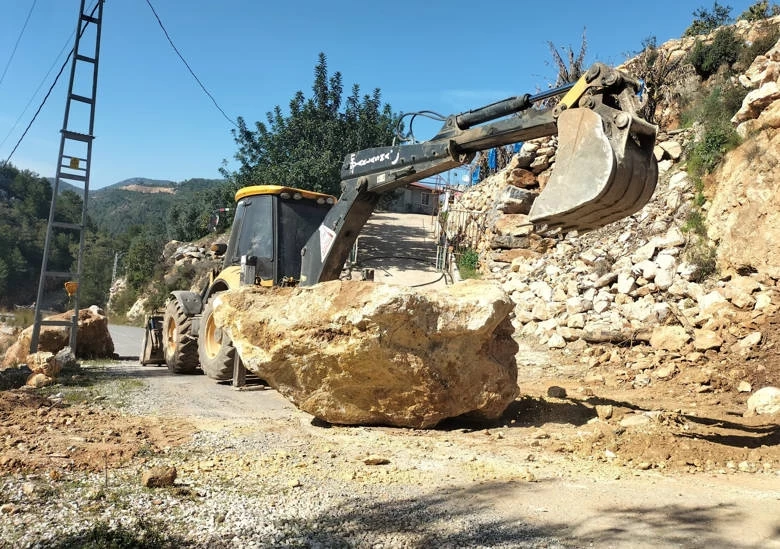 Alanya kırsalında yol mesaisi sürüyor