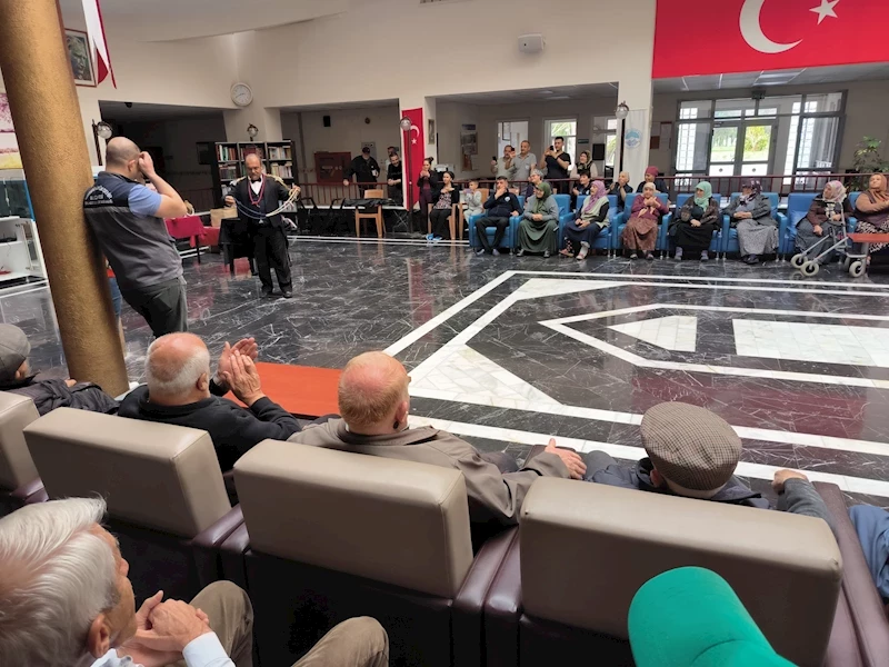 Büyükşehir, Huzurevindeki Yaşlı Çınarları Bayramda, İllüzyon Gösterisi ile Keyiflendirdi