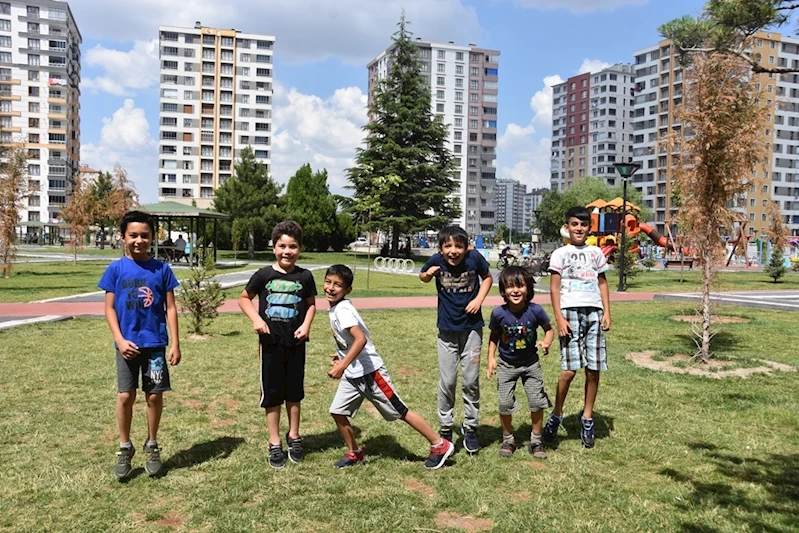BAŞKAN ÇOLAKBAYRAKDAR, “ÇOCUKLAR İÇİN HER PARKA TOPRAK ALAN YAPIYORUZ”